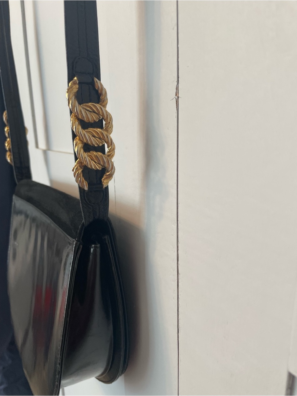 Elegant Black Suede Shoulder Bag with Gold Chain Accents - Picture 11 of 11
